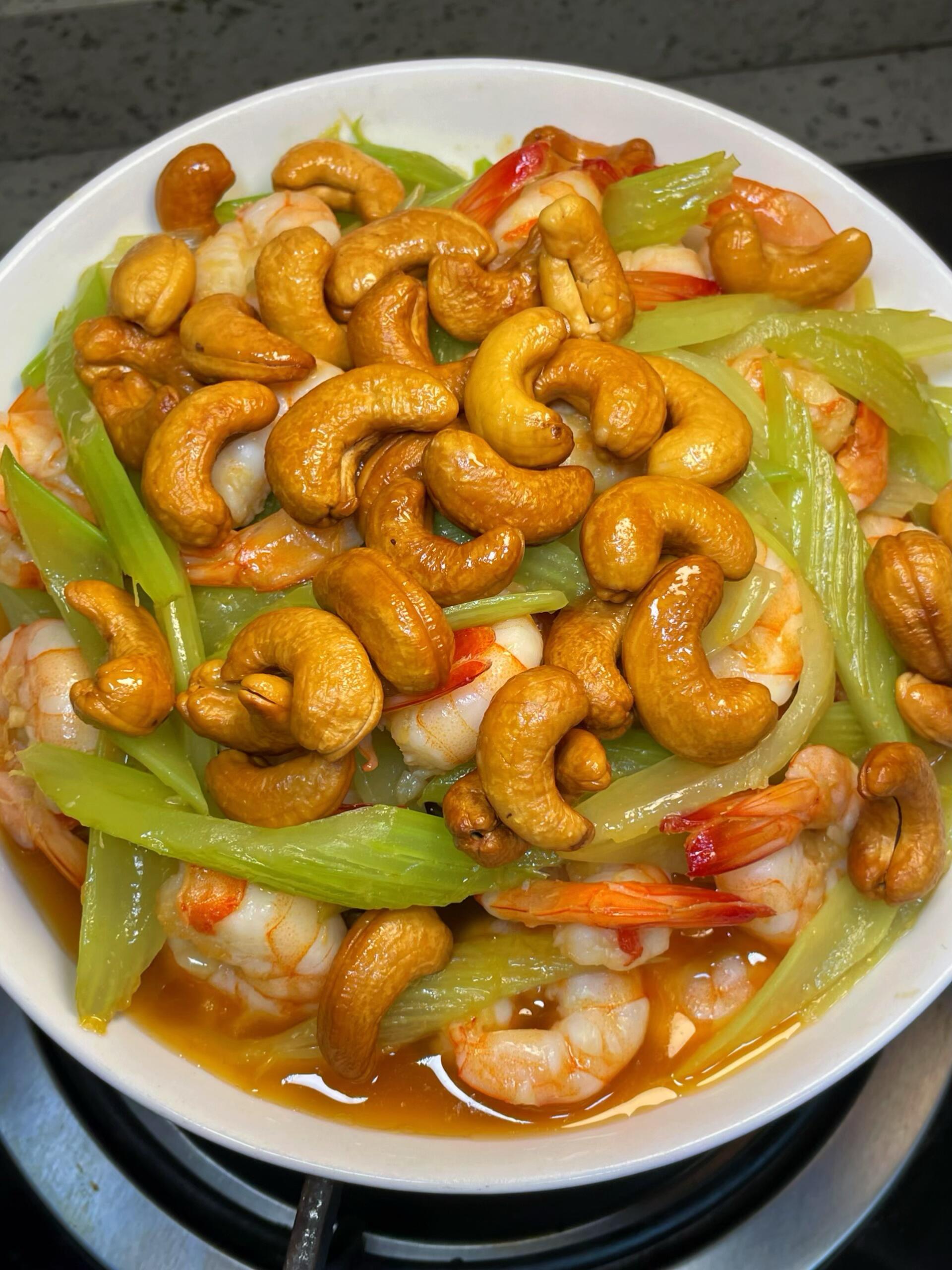 芹菜腰果炒虾仁🥦Q弹脆爽，营养又下饭，大人小孩都爱
家人们谁懂啊😭 挖到营养