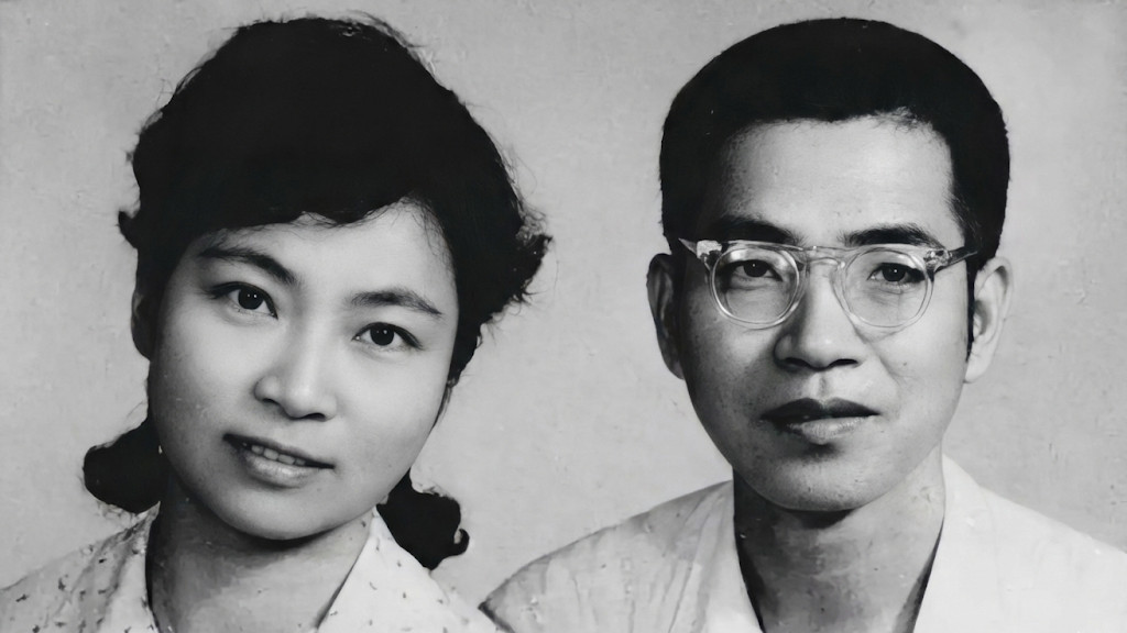 2006年, 数学家陈景润妻子搂着雕塑不肯松手, 丈夫已去世10年