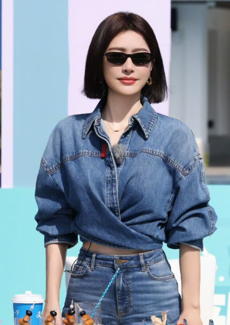 谁能想到这是45岁的状态
秦岚这一身牛仔，直接把春天的清爽焊在了身上
扭结短款牛