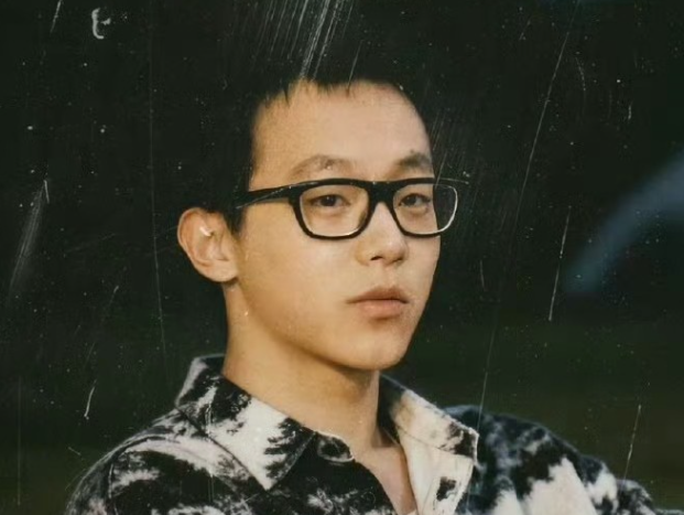 许久没有消息的窦唯冲上热搜
这次他被网友曝光了和一名神秘女性相伴，在北京一家商场