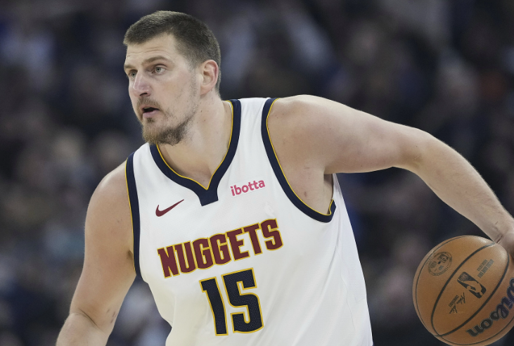 掘金今年阵容深度不一样了，限制得住约基奇限制不住穆雷和戈登，虽然今天没有人代替大