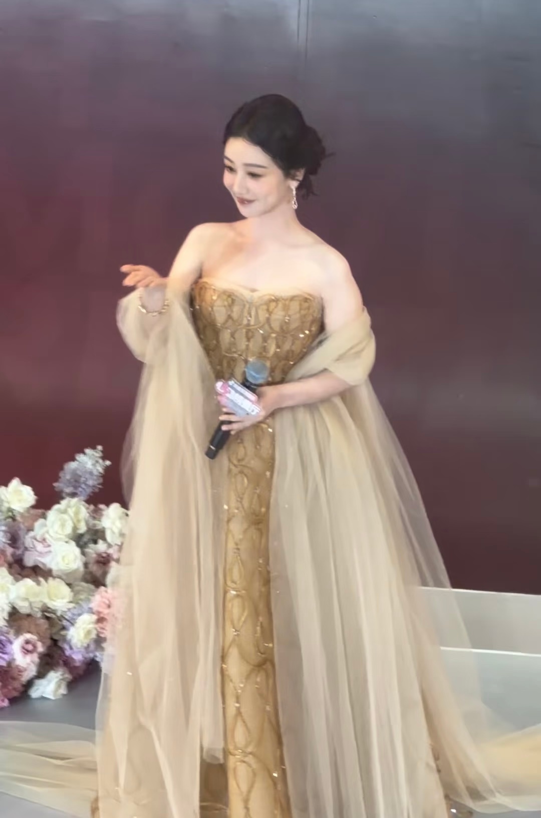杨紫人逢喜事精神爽，得视后之后气血很足。白玉兰视后杨紫第一个线下活动来了，路人生