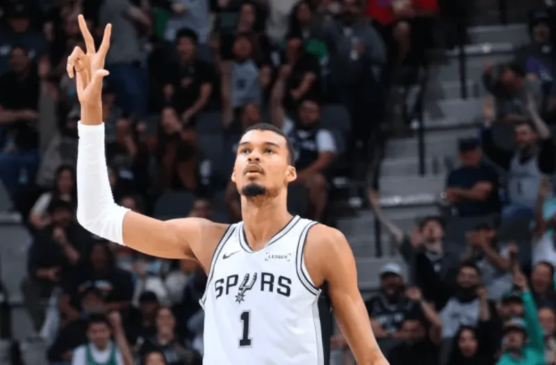 NBA常规赛马刺以131-136不敌掘金。

本场比赛，马刺球员斯蒂芬-卡斯尔出