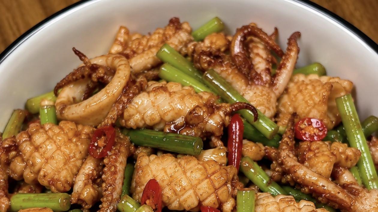 一口鲜辣过瘾的蒜苔炒鱿鱼，在家也能复刻的家常硬菜