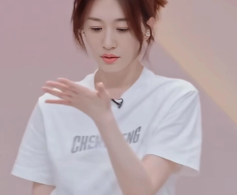 李小冉还是记不住

二公小考准备的时候，李小冉一直看自己手里的小抄，后面又直接跑