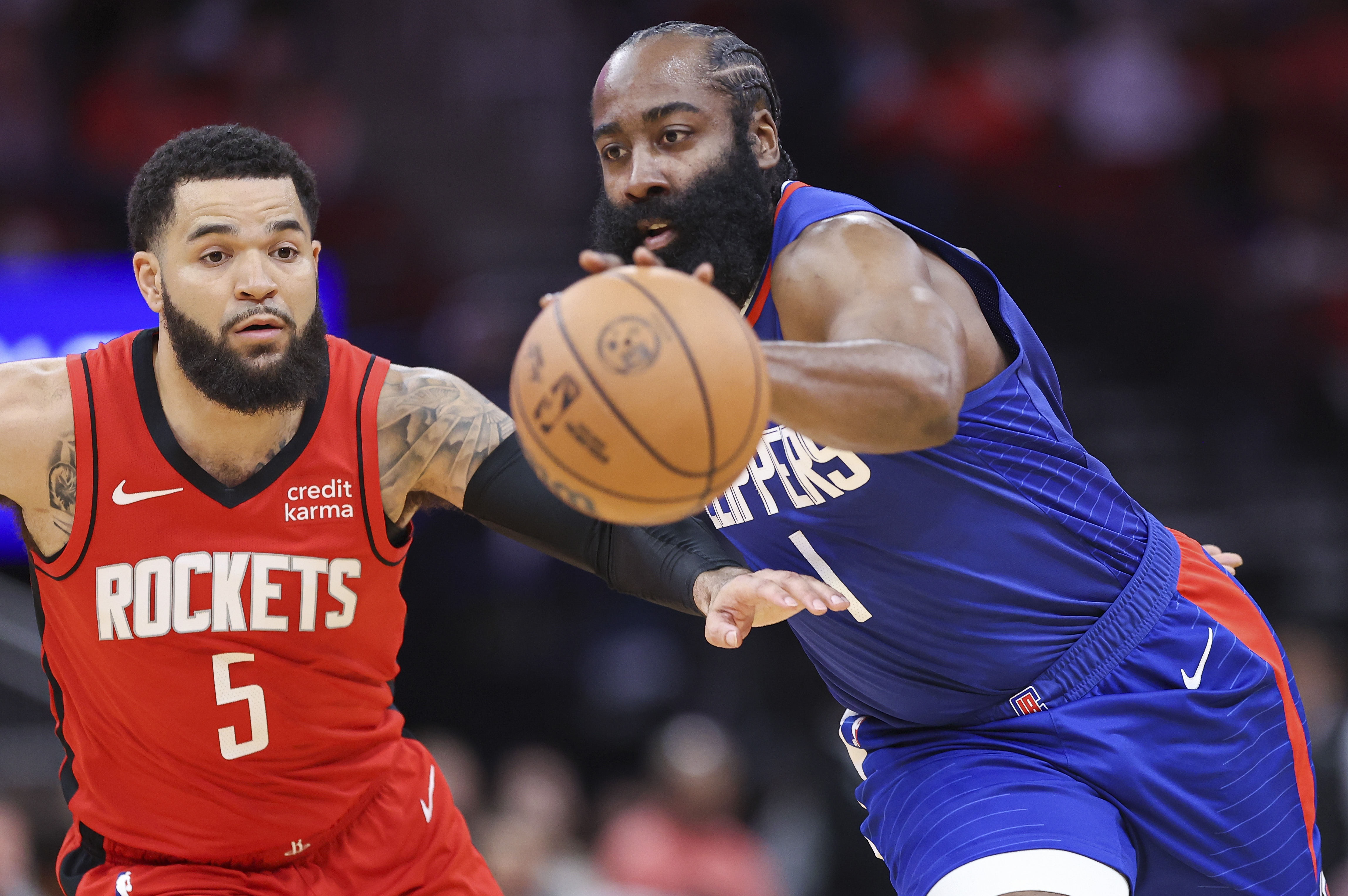 当年在休斯敦火箭队的时候，哈登确实是联盟当中的最顶级的巨星之一，他不仅拿到过多次