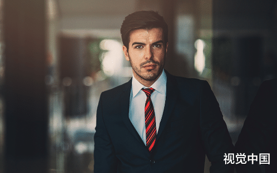 回家后我捡了一个男友，他不禁哄得我爸妈开心，还帮我打脸渣男，而我却发现他的身份不简单……