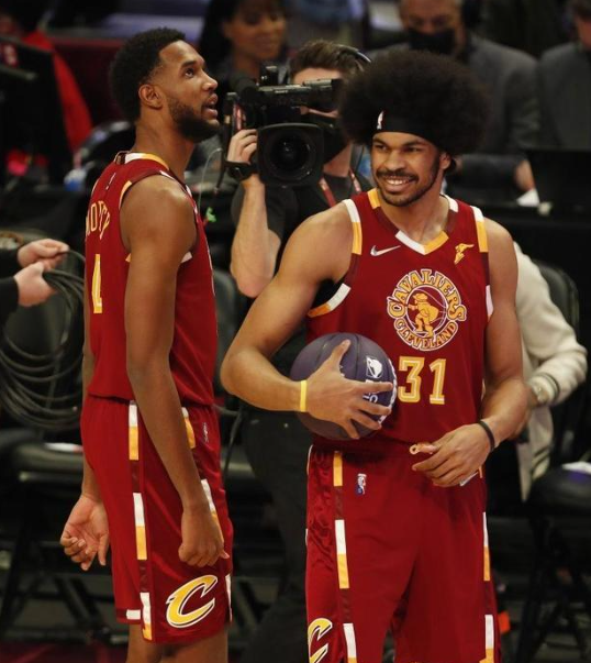 解散吧，这场哨子是非常黑，是5打8的局，但是后面领先的情况完全有机会赢，要么就是