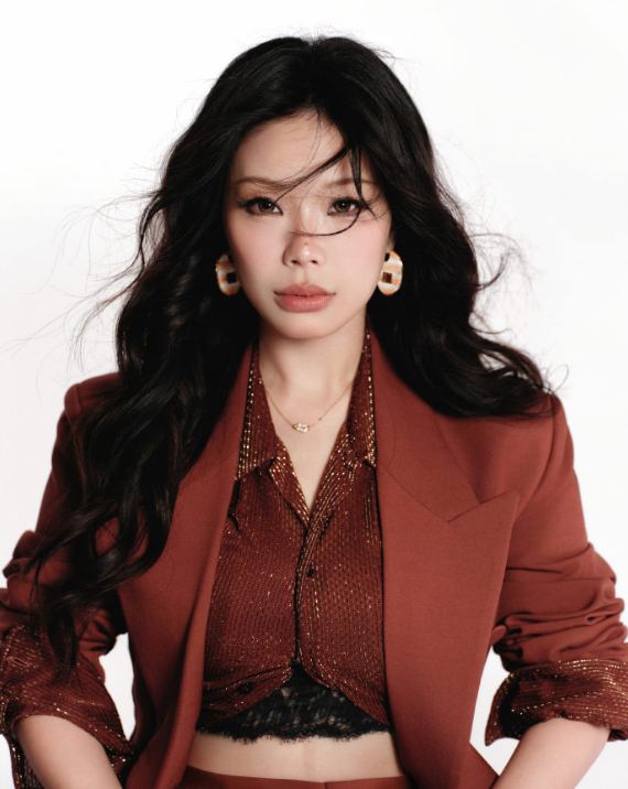 顺利晋级后万妮达走心写下长文，坦言宣读成绩时险些落泪，满心感恩节目组、现场听众与