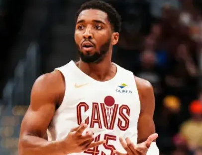 骑士119-117战胜掘金。
赛后，多诺万-米切尔接受了采访。
米切尔表示：“我