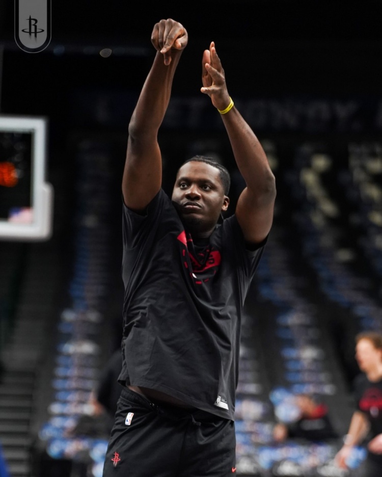 火箭队的乌度卡教练真的该下课了。两场比赛负于湖人队，火箭队不仅临场调整慢，战术生