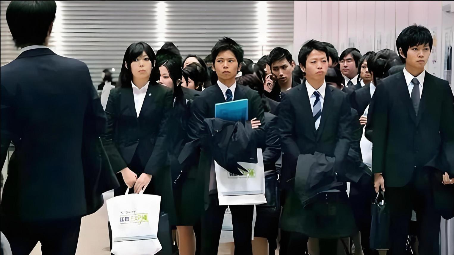 日本上班有多难？一组真实数据揭开“礼仪压力”的真相