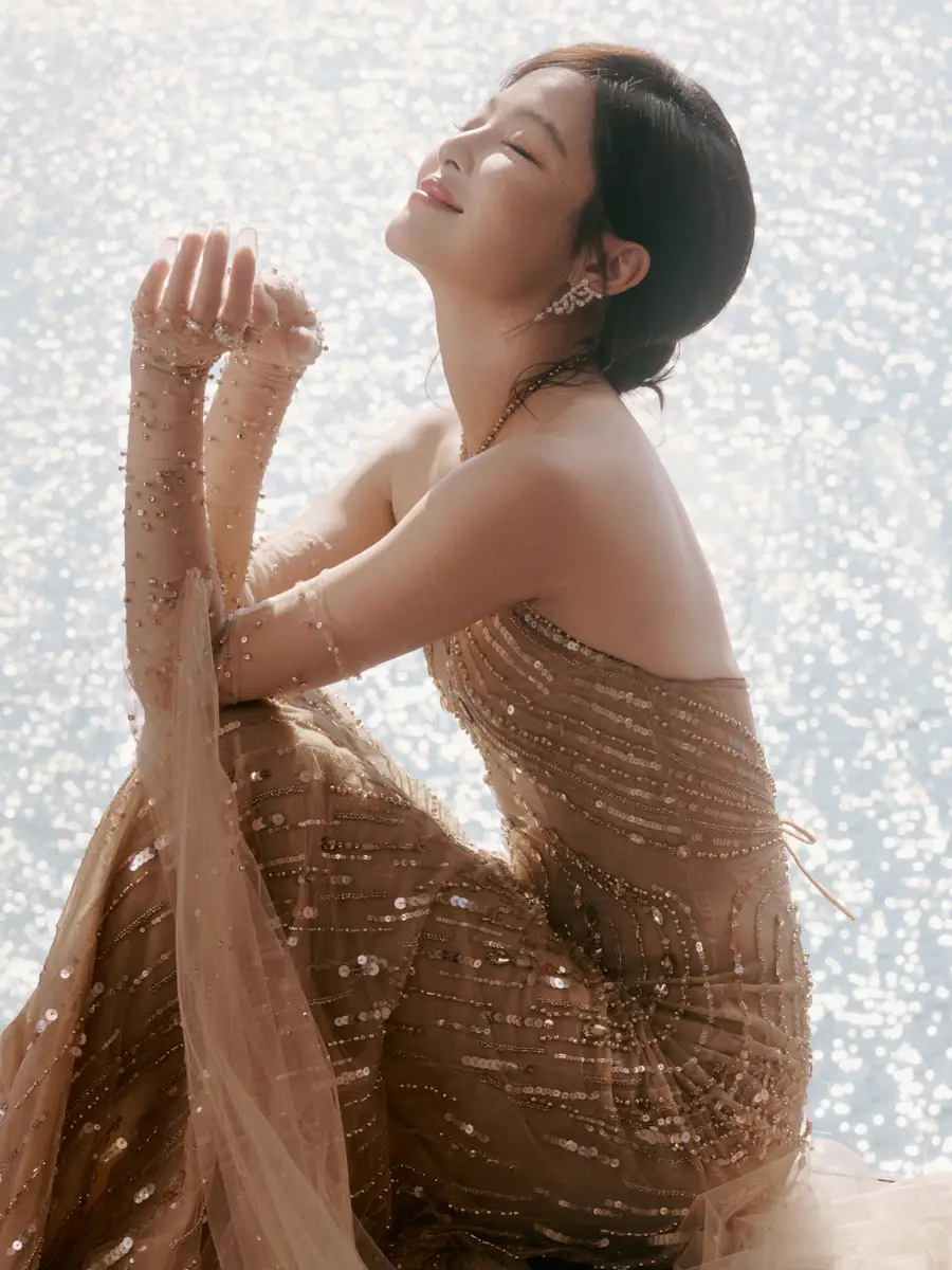 辛芷蕾穿金色拖尾裙华丽优雅 展露曼妙身姿曲线迷人