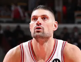 公牛曾向凯尔特人提出用尼古拉-武切维奇交易安芬尼-西蒙斯外加一个首轮签，但波士顿