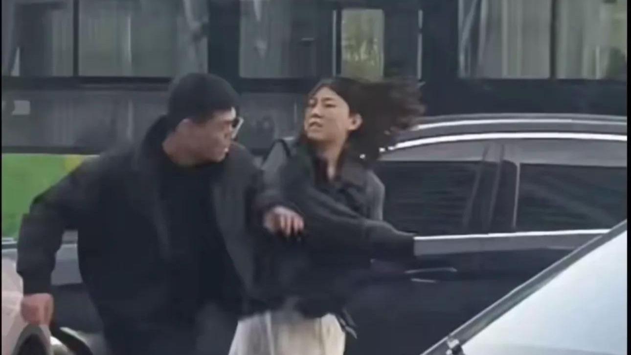 安徽宣城两车剐蹭，女司机踩踏宝马、怒扇男司机耳光！现场画面曝光，知情人透露内情