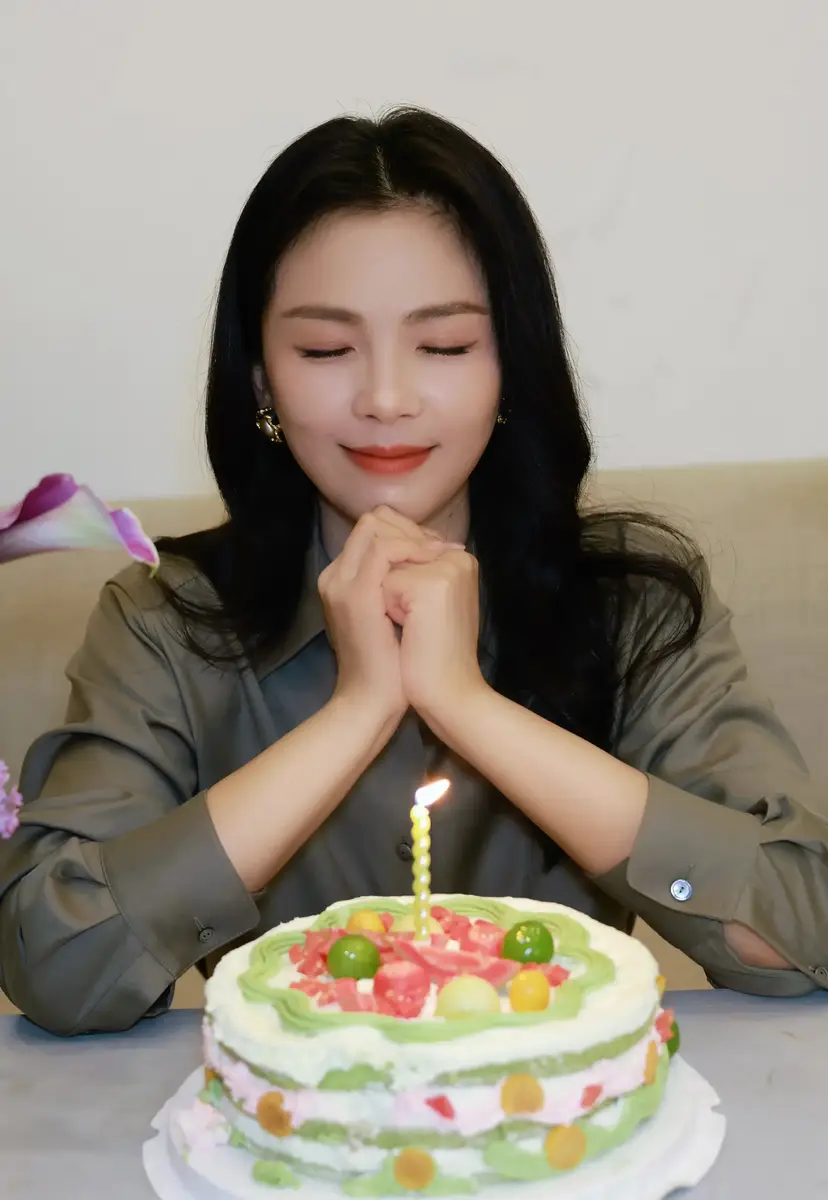 刘涛庆祝出道26年！晒美照嘟嘴卖萌少女感满满