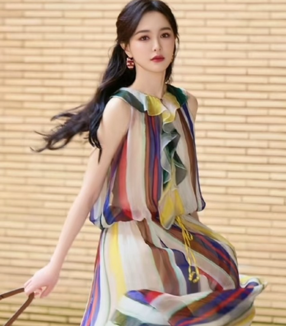 唐嫣人与裙子很美
太适合她了，换一个人绝对显老。
高挑的身材，甜美的样貌，总是笑