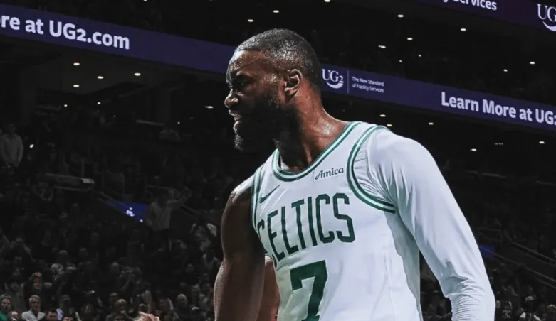 明日常规赛，凯尔特人对阵老鹰。
据报道，杰伦-布朗（左小腿肌肉紧绷）、德里克-怀