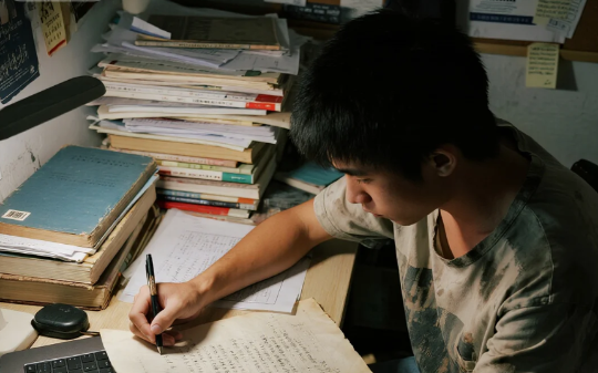 邻居将空调外机装于我家窗边，还嚣张道：有能耐你挪啊！我未起争执，每日在窗边悬挂布帘