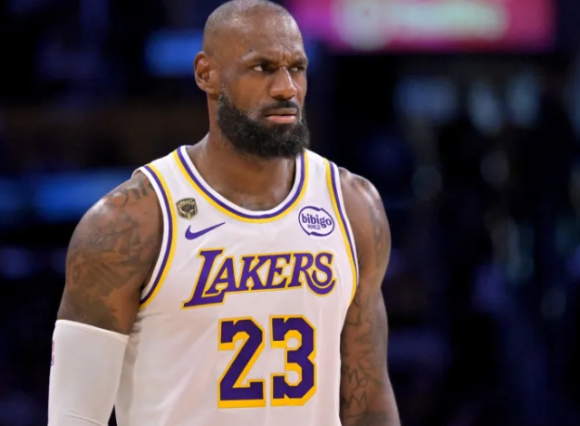 前NBA球员肯德里克-帕金斯在一档节目中谈到了詹姆斯加盟热火的可能性。
帕金斯说