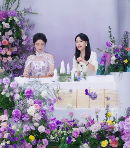 杨紫在直播间猛猛敲锤子拓印这段又解压又有趣，看得出给杨紫“敲”开心了！
品牌方来