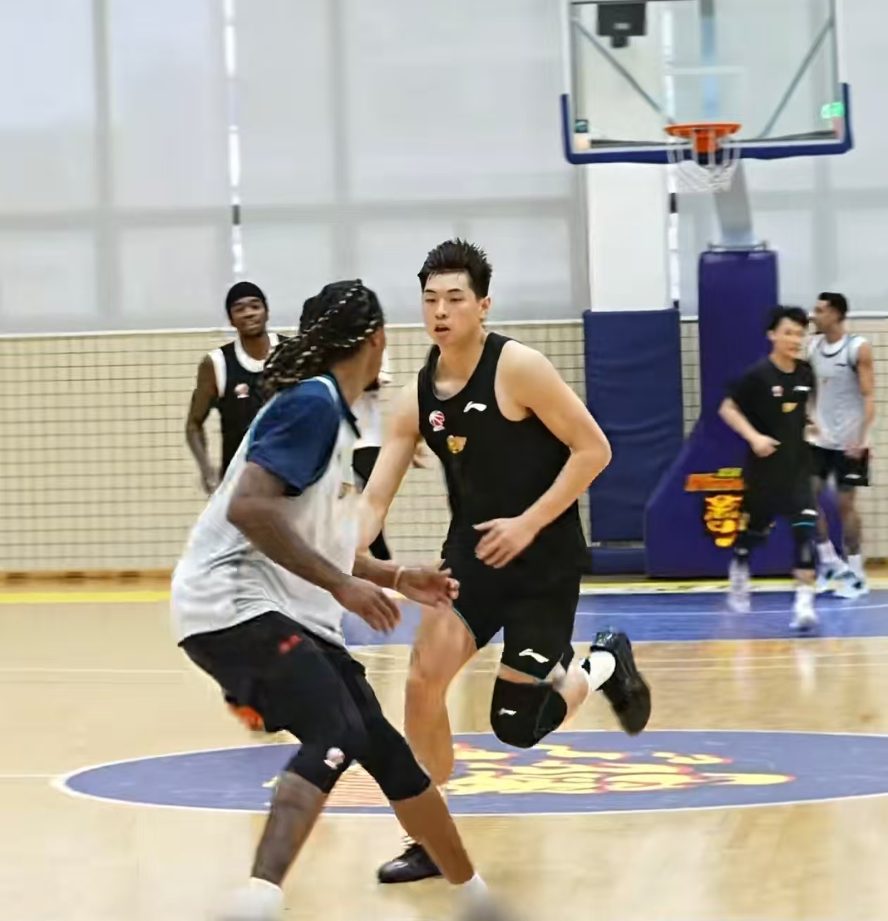 宏远最新训练赛预示第二阶段首发阵容，9人固定轮换，6人争三席位