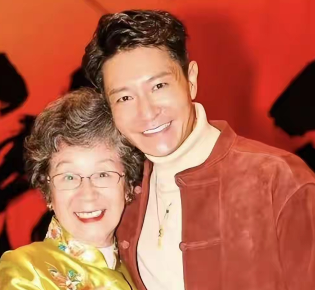 演员李宗翰发视频向大家介绍了他和80多岁母亲旅行的10年
不得不说，李宗翰真的太