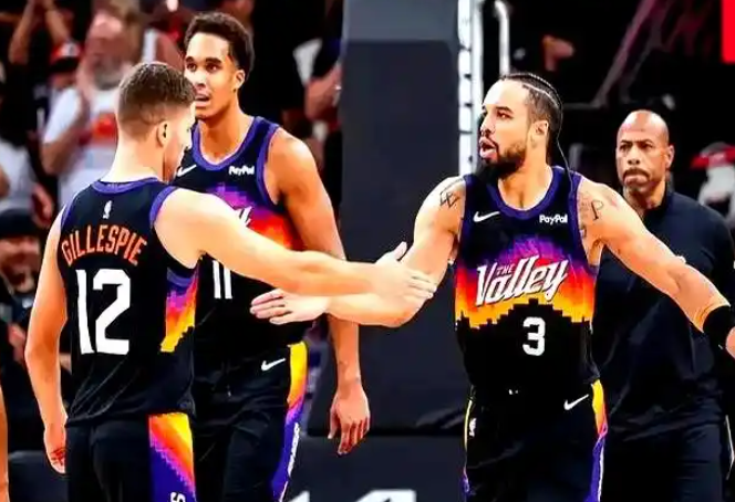 布克不打，太阳就没想赢，那你会问，既然放了为什么狄龙还打？马威还打？很简单，马威