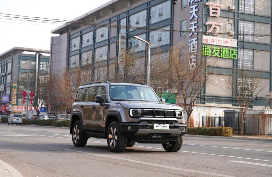 硬派越野也能当全家安心座驾？BJ40增程元境智行版有点不一样