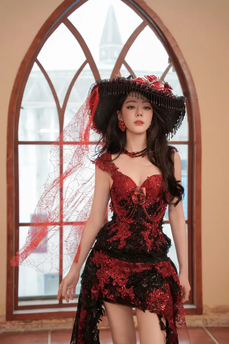 迪丽热巴化身红玫瑰美人风情万种！气质复古优雅魅力十足