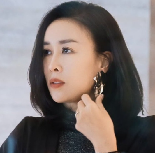 许久没有消息的那英冲上了热搜
没想到的是，她被扒出来一段关于版权意识的视频，这到