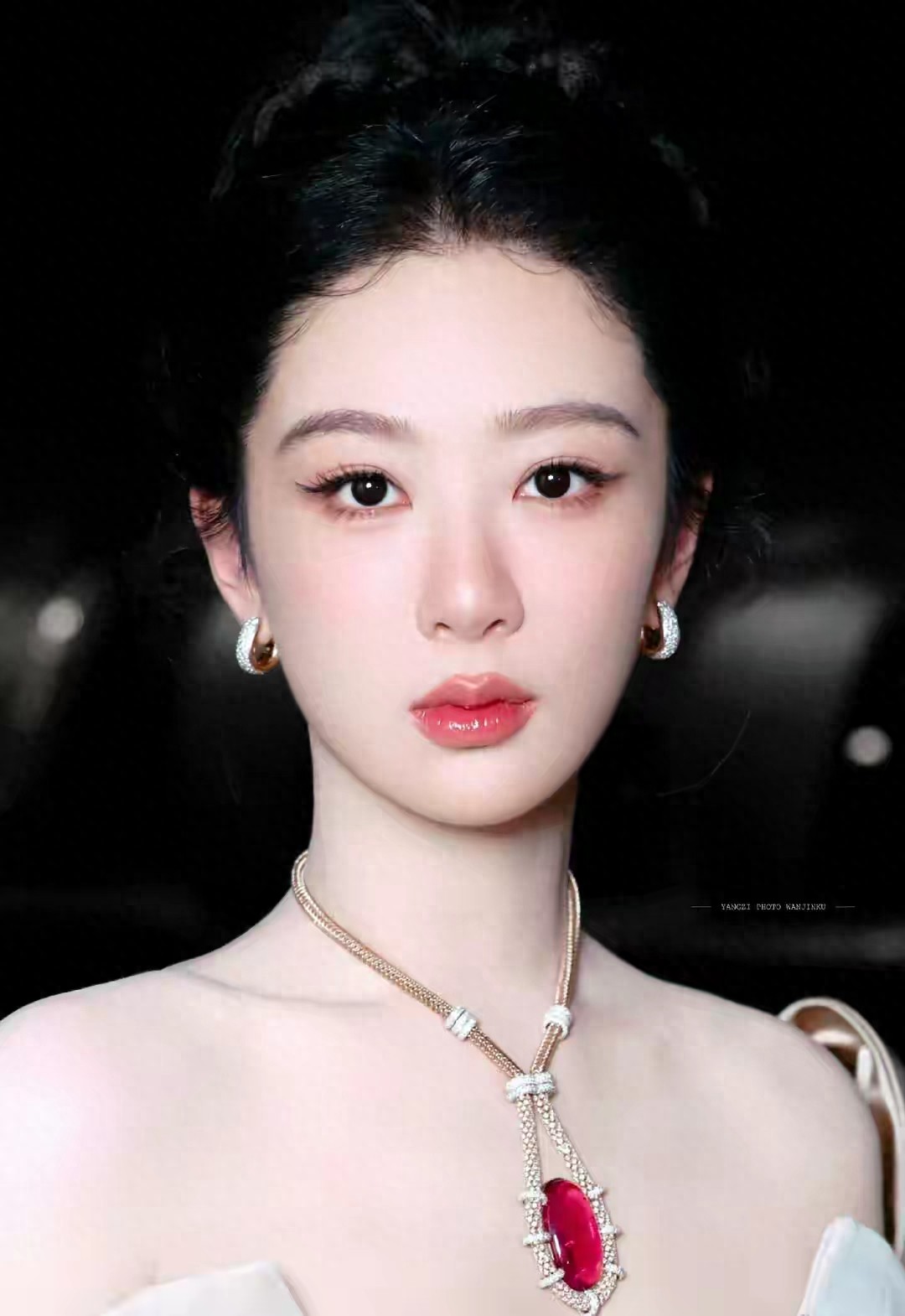 杨紫皮肤绝了！无修生图怼脸直拍，第一眼还以为开了满级磨皮