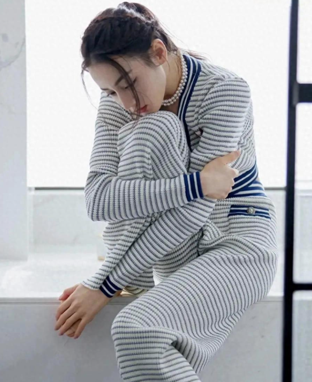 迪丽热巴扎马尾辫
身穿一身条纹套装裙，尽显青春活力