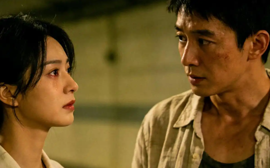 跟了沪圈太子8年生下了一个儿子，他家人给我两个选择，25亿还是……我果断选择25亿，拿着钱就跑了