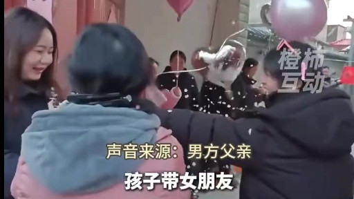 安徽临泉小伙带女友回家，全家 13 人列队迎接暖哭全网