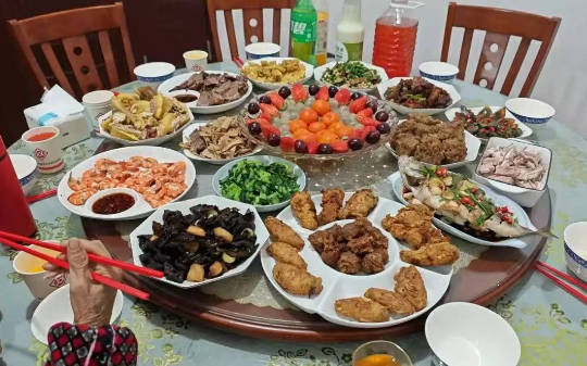 回娘家的路是用钱铺的，女儿发帖控诉亲妈，三天后母亲坠楼身亡