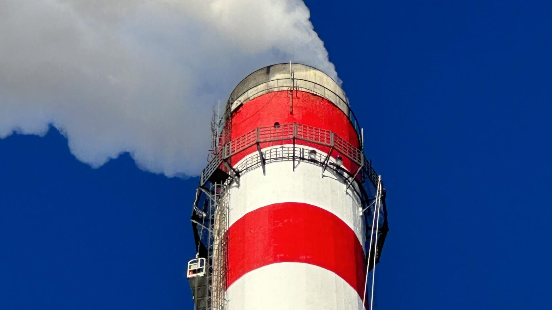 混凝土烟囱刷色环防腐完工 兼顾标识与长效防护