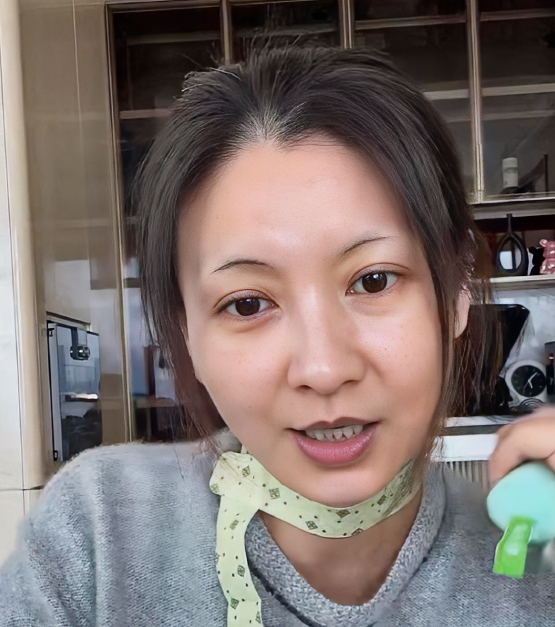 一点开心里一颤，她根本不是什么“冻龄女神”，就是个真实到让人破防的普通妈妈
一直