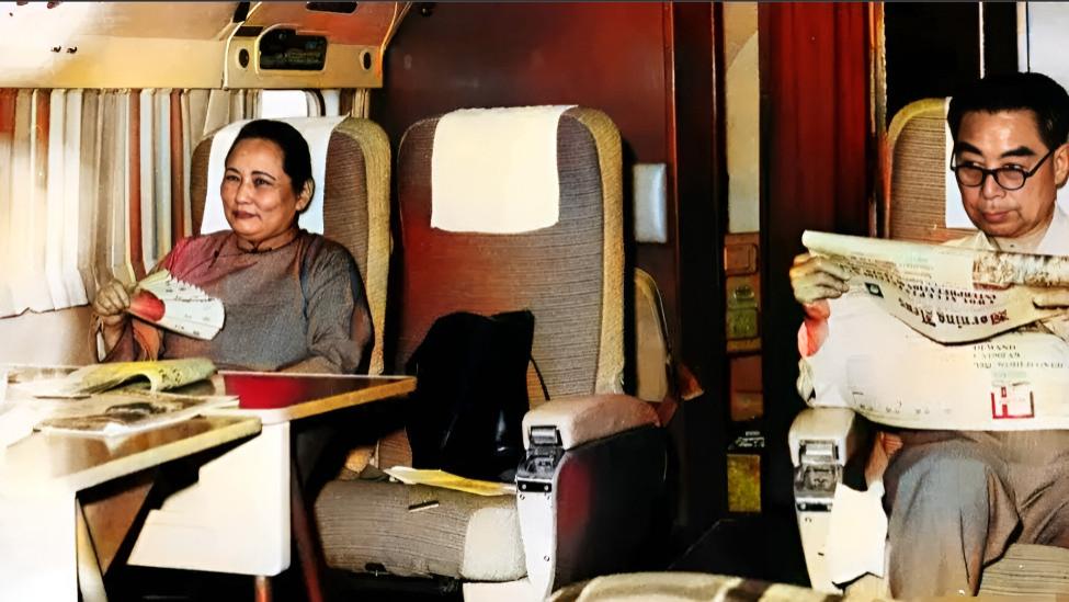 1964年3月，周恩来总理与宋庆龄先生同机出行。桌上外文报纸静置，两人并肩而坐，定格罕见历史瞬间。