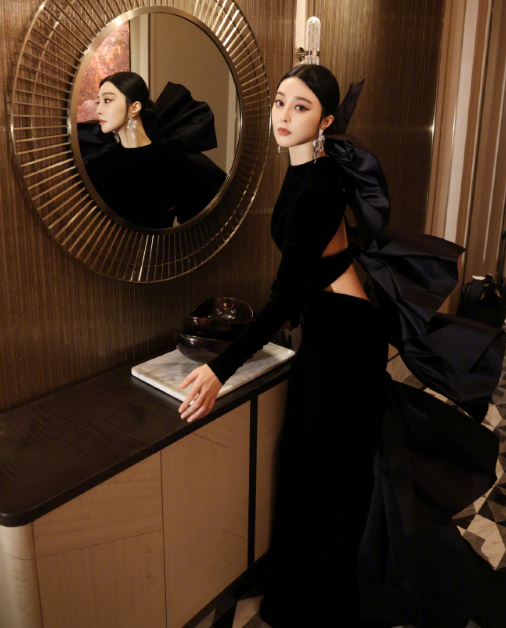 蝶翼簌簌，倩影翩跹，又是一个熠熠生辉的夜