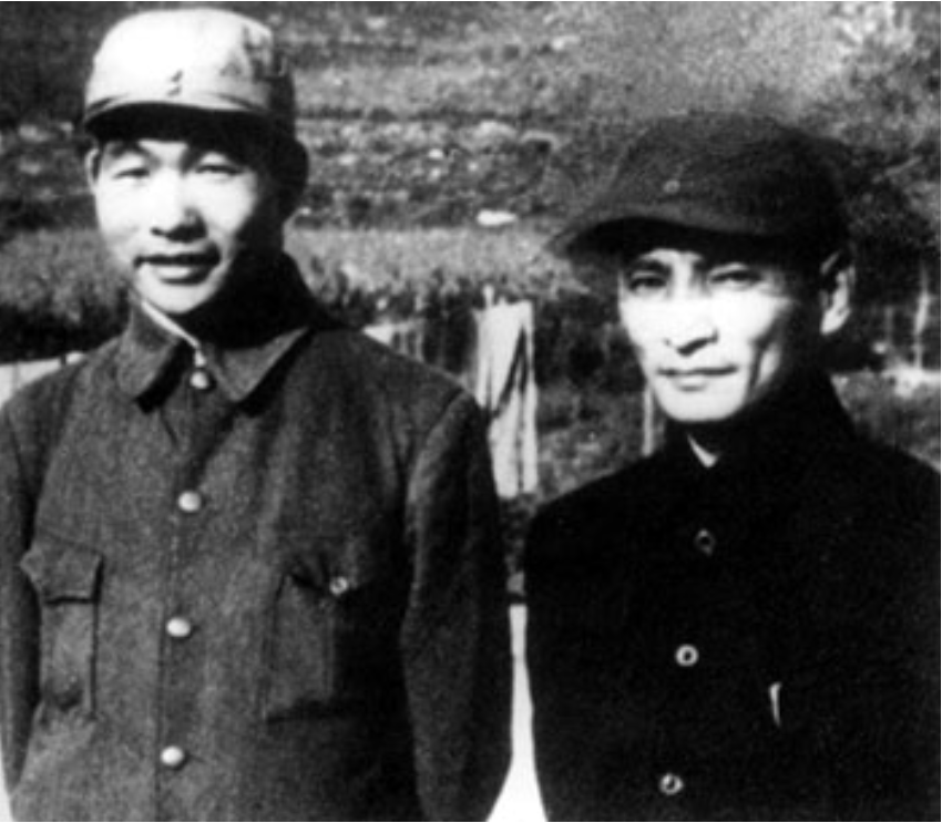 1947年，陈云和萧劲光在临江。