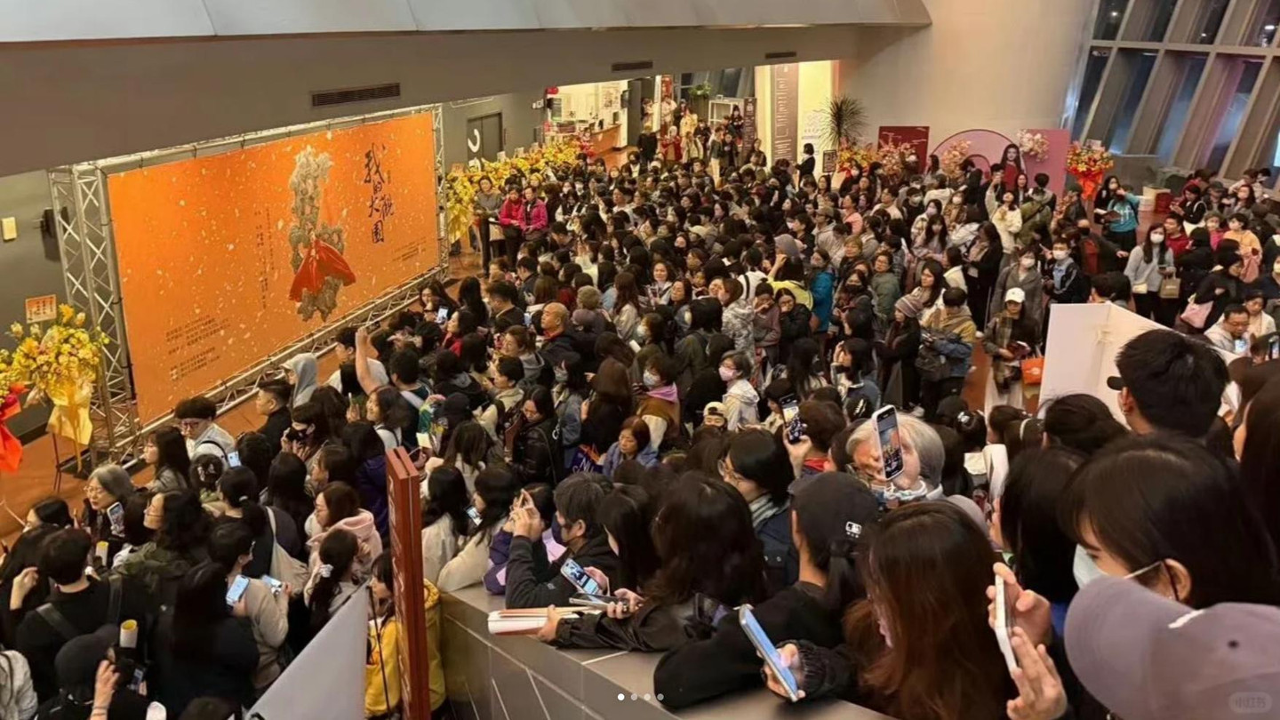 3800元门票秒空！陈丽君赴台爆火，肉身滚3米楼梯，征服年轻观众