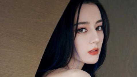 迪丽热巴的一组明艳妆造大片 ​​，太喜欢！