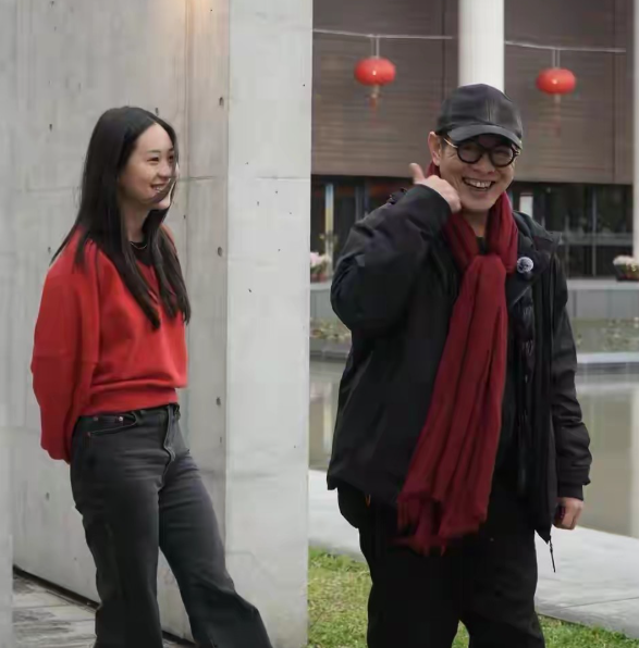 62岁李连杰带着小女儿台湾行
跟个老顽童似的，父女俩形影不离，感情好得让人羡慕！