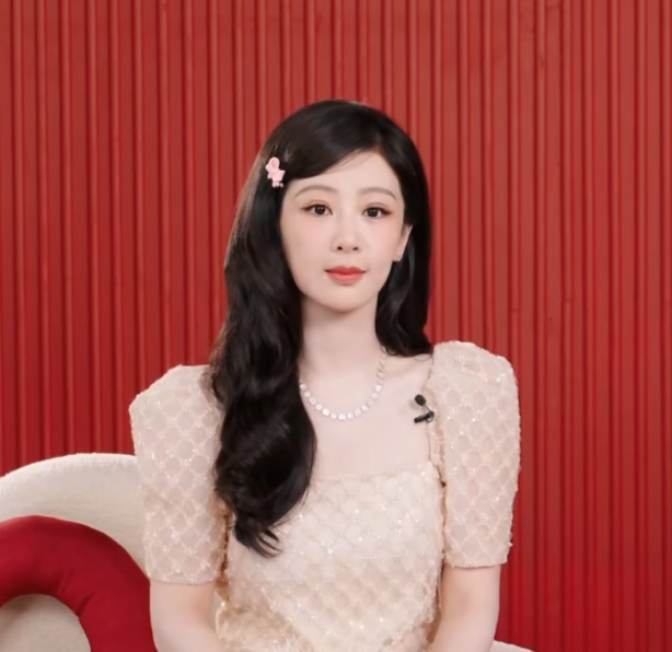 杨紫对接发长文
解释杨紫上次直播妆发欠佳问题，并分享告黑营业情况
直播妆发欠佳是