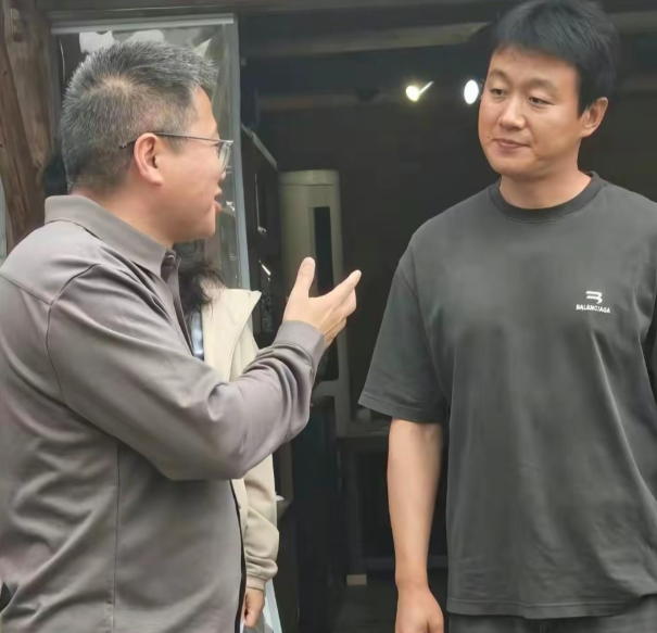 街头偶遇佟大为
这穿衣也太不讲究了吧，不知道的还以为在拍戏呢？
有网友在景德镇偶