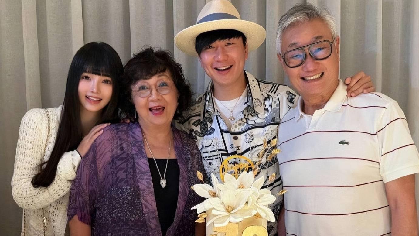 林俊杰母亲被问是否喜欢七七，直言“年轻人的事我不太干涉”