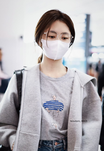 谭松韵这套机场走的是休闲松弛的日常风，整体简约清爽又很有舒适感。

内搭一件带卡