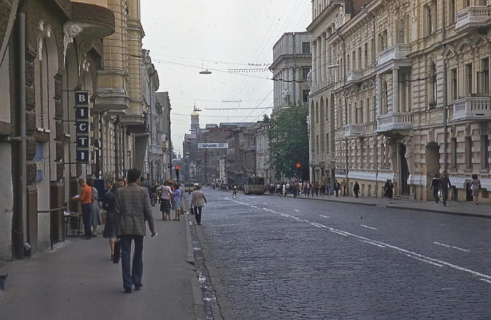 八十年代乌克兰哈尔科夫的街头，到处是老旧的建筑，古色古香，充满了历史沉淀感。