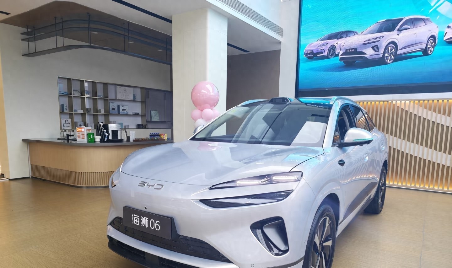 前两天有个朋友发我一段视频，说比亚迪新电池9分钟充满，问我是不是吹牛。